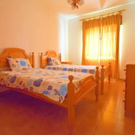 Very Central, Only 5 Min. From The Beach!