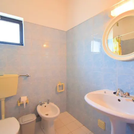 Very Central, Only 5 Min. From The Beach! *