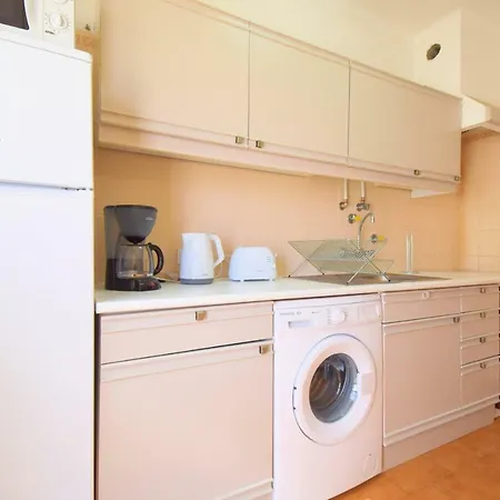 Very Central, Only 5 Min. From The Beach! *